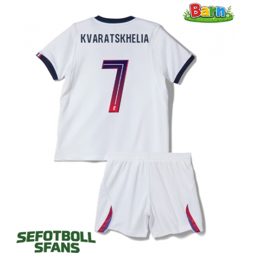 Paris Saint-Germain Khvicha Kvaratskhelia #7 Bortaställ Barn 2026-27 Kortärmad (+ Korta byxor) Paris Saint-Germain Khvicha Kvaratskhelia #7 Bortaställ Barn 2026-27 Kortärmad (+ Korta byxor)